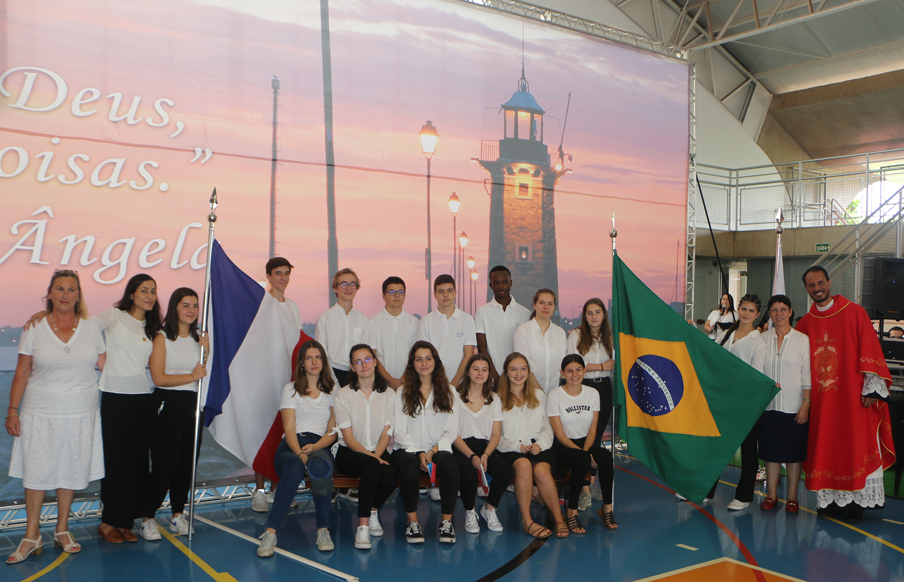 Delegação de alunos franceses no Colégio Santa Úrsula (Foto: Reprodução)